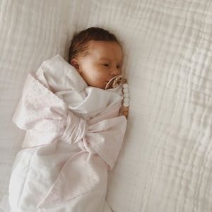 • BB bow swaddle •